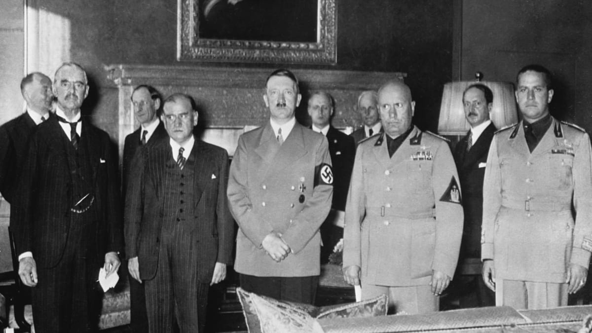 Zleva: britský premiér Neville Chamberlain, francouzský premiér Edouard Daladier, německý kancléř Adolf Hitler, italský premiér Benito Mussolini a italský ministr zahraničí Galeazzo Ciano.