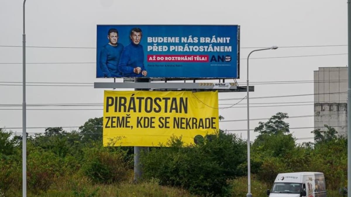 Piráti připojili k předvolebnímu billboardu hnutí ANO svůj vlastní plachtu.