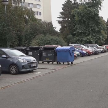 Ve Zlíně mají řidiči problém zaparkovat na sídlištích.