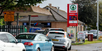 PŘEHLEDNĚ o krizi v Británii. Proč se lidé perou o benzin a jak to souvisí s brexitem?