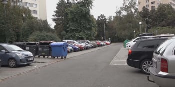 Kde zaparkovat? Řidiči nemají ve Zlíně na sídlištích místo, komplikují průjezd hasičů