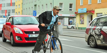 Předjíždět cyklisty s odstupem 1,5 metru je někde nereálné, přiznává ministr Havlíček