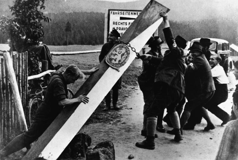 První německé oddíly překročily bývalou hranici Československa 1. října 1938 ve 14 hodin.