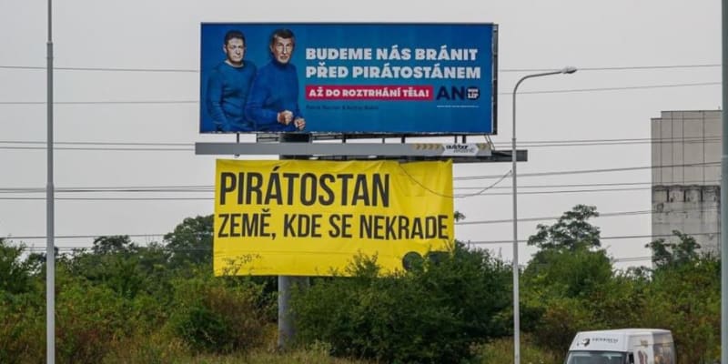 Piráti připojili k předvolebnímu billboardu hnutí ANO svůj vlastní plachtu.