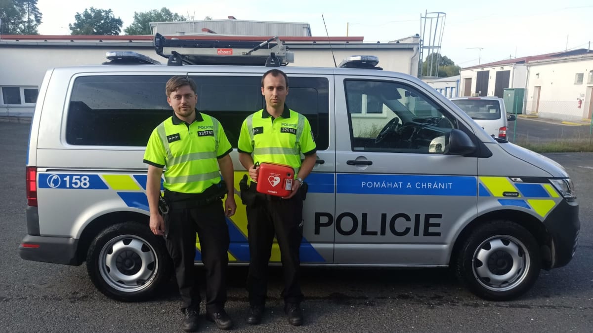 Policisté Tomáš Kotlas a Miroslav Šimek pomohli zachránit život 63letému cizinci, který zkolaboval u pumpy