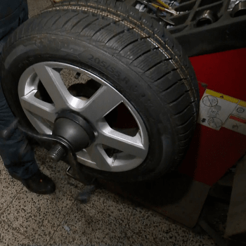 V pneuservisech začíná nápor dříve než obvykle. Řidiči se chystají přezout pneumatiky z letních na zimní. 