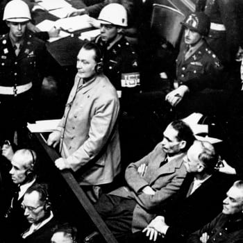 Velitel německého letectva a Hitlerův blízký kolega Hermann Göring si vyslechl rozsudek smrti. Před popravou ale spáchal sebevraždu.