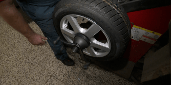 Řidiči plní servisy kvůli zimním pneumatikám. Bojí se výrazného zdražování