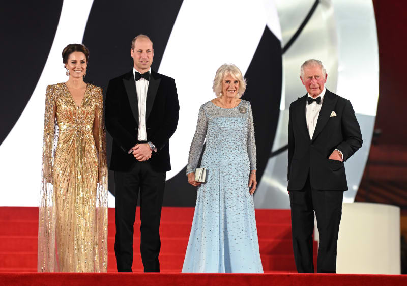 Kate a William společně s princem Charlesem a jeho manželkou Camillou na premiéře filmu s Jamesem Bondem