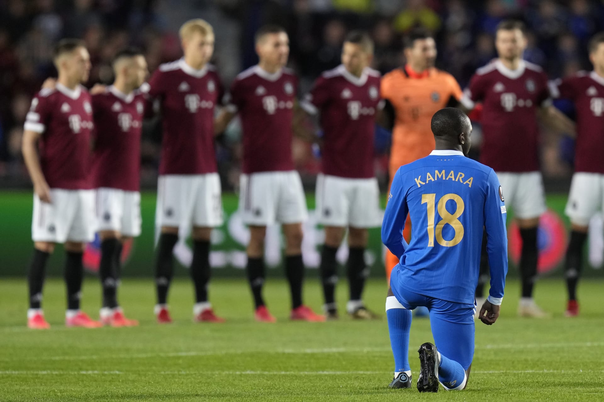 UEFA zahájila vyšetřování zápasu pražské Sparty s Rangers ve fotbalové Evropské lize kvůli možnému diskriminačnímu chování diváků. 