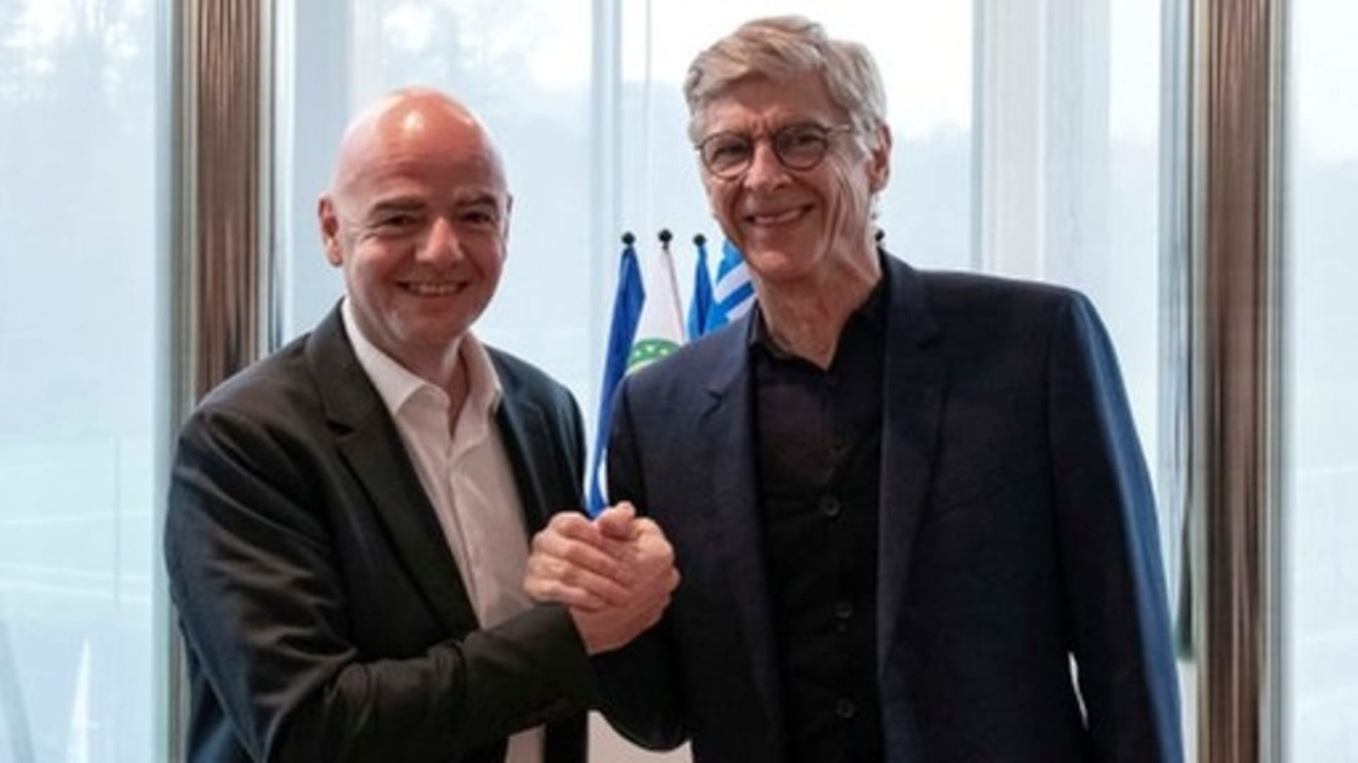 Prezident FIFA Gianni Infantino a Arsène Wenger, ředitel FIFA pro rozvoj fotbalu, pózují po společném jednání.