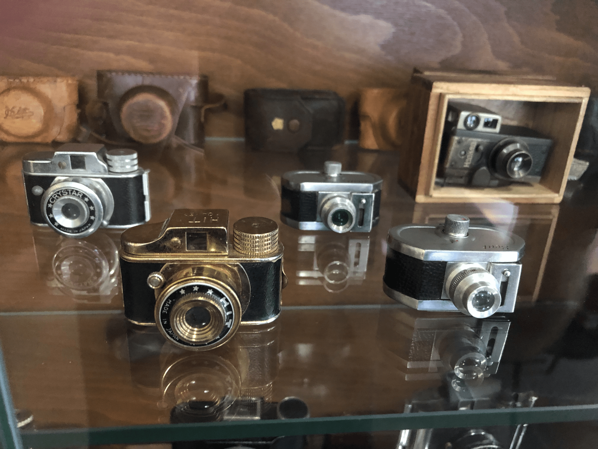 Sběratel z Hradce Králové vlastní unikátní sbírku fotoaparátů. Mezi nejzajímavější modely se řadí ty špionážní.