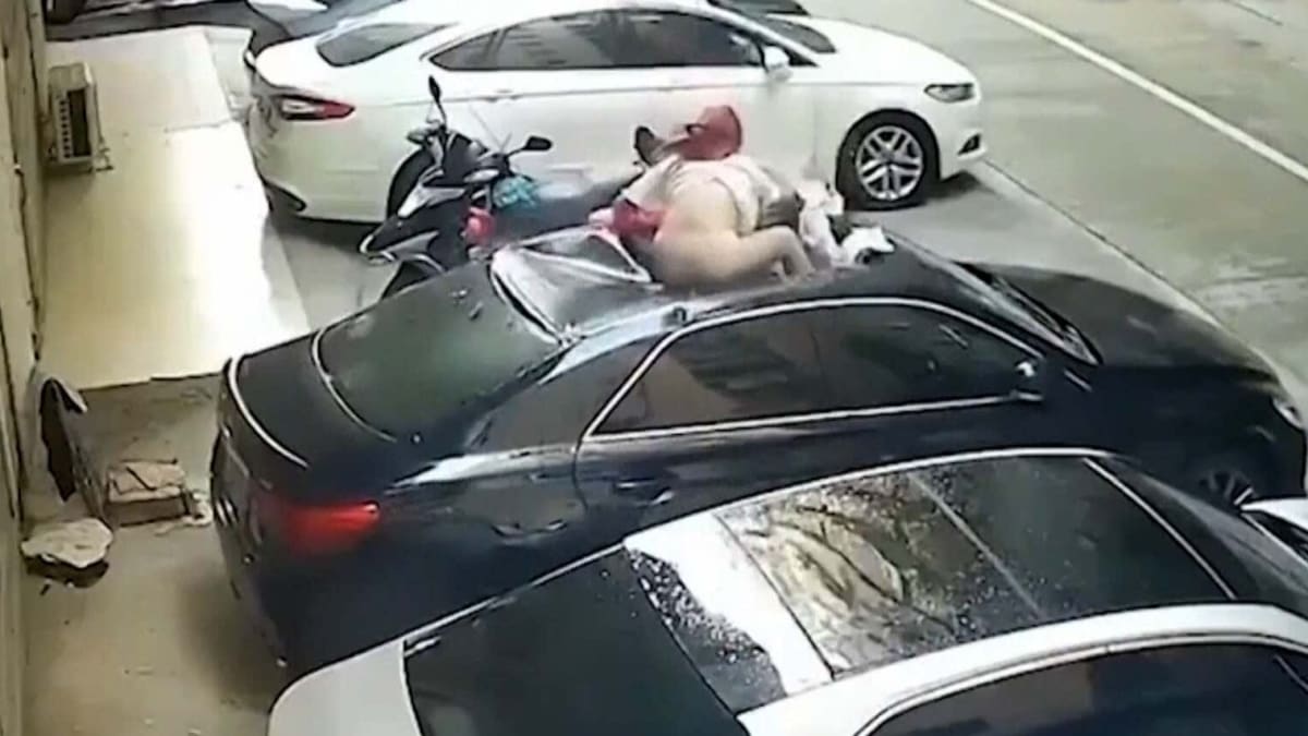 Žena při intimních hrátkách s partnerem vypadla z balkonu na auto svého souseda.