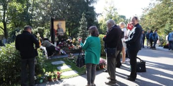 Karel Gott znamenal všechno na světě: Fanoušci vzpomínali u Mistrova hrobu a nosili dary
