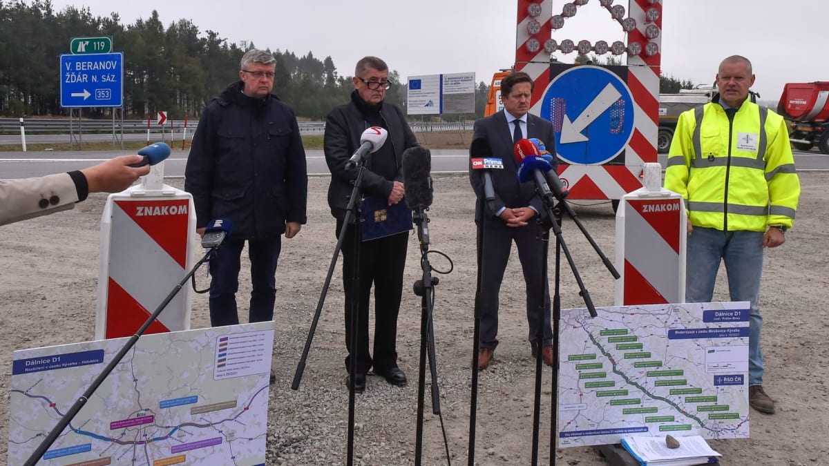 Premiér Andrej Babiš a ministr dopravy Karel Havlíček (oba ANO) otevřeli týden před volbami po rekonstrukci zmodernizovanou D1.