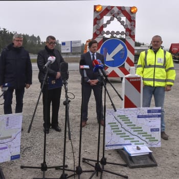 Premiér Andrej Babiš a ministr dopravy Karel Havlíček (oba ANO) otevřeli týden před volbami po rekonstrukci zmodernizovanou D1.