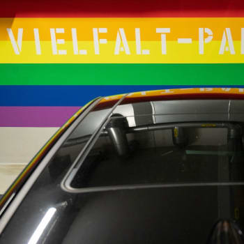 Německé parkoviště vyhradilo místa pro řidiče LGBT nebo migranty.