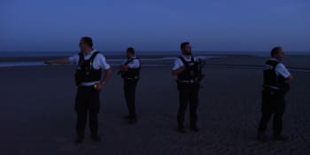 Francouzští policisté stříleli po migrantech nesoucích člun. Známý novinář je pochválil