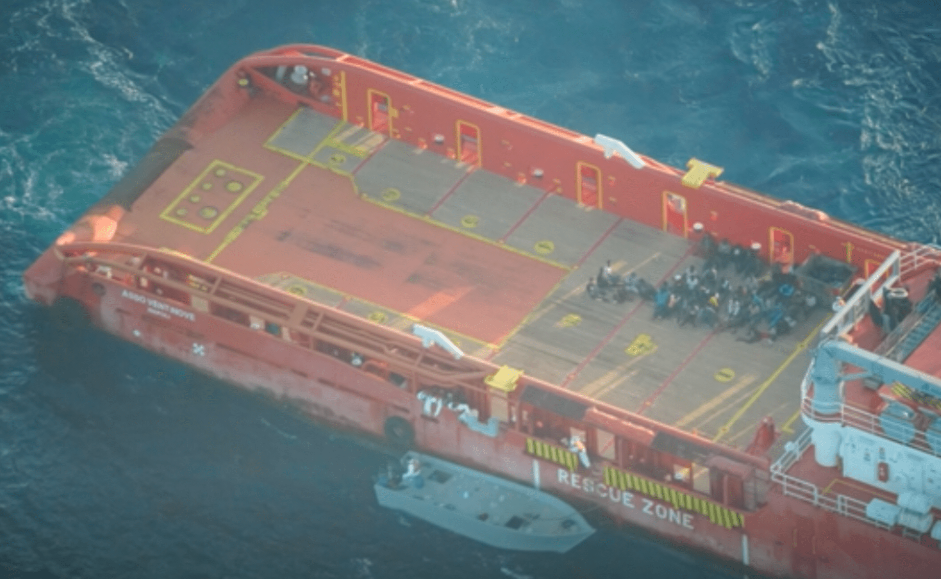 Italská zásobovací loď zachránila 65 migrantů