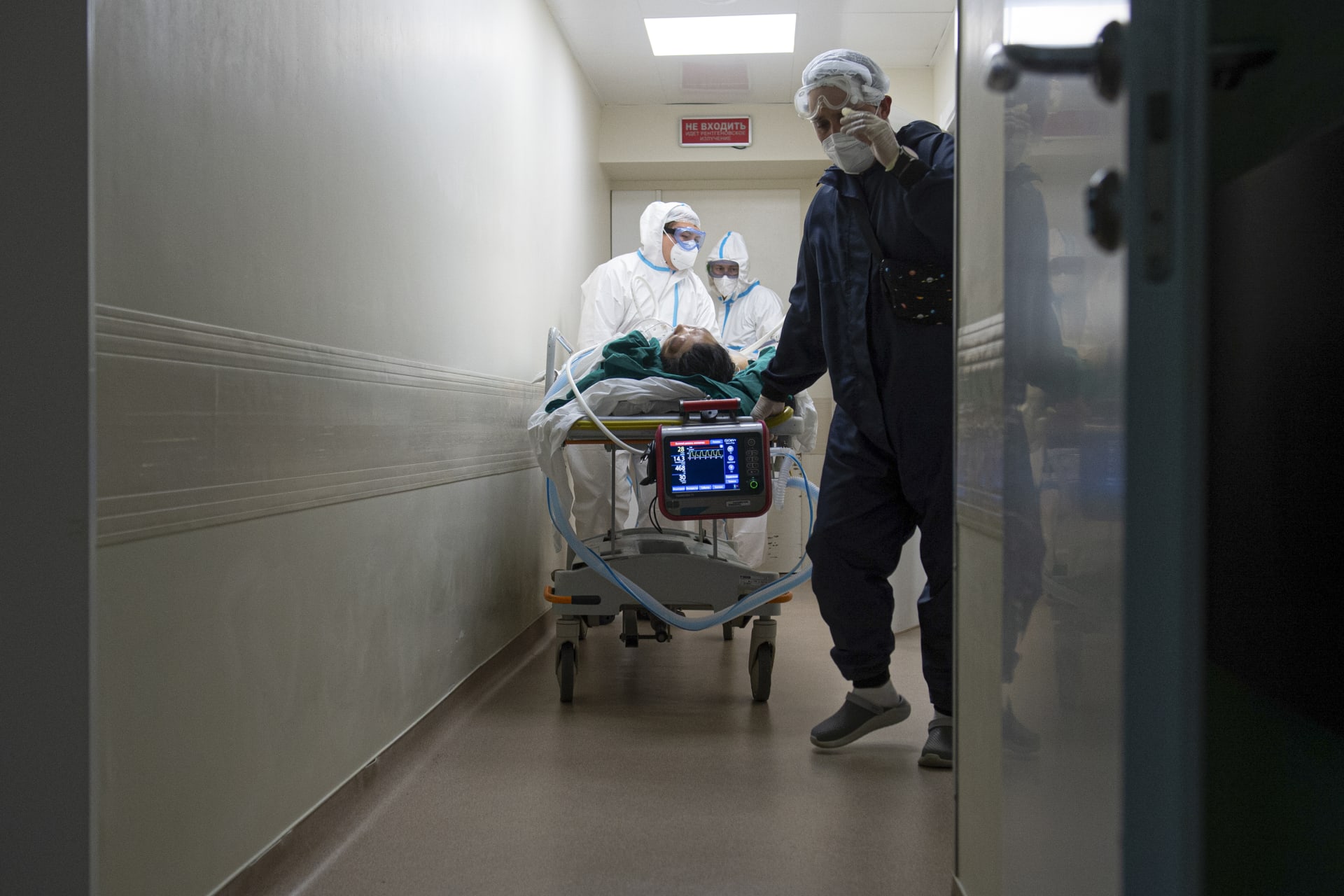 Lékaři převáží pacienta s covidem v moskevské nemocnici