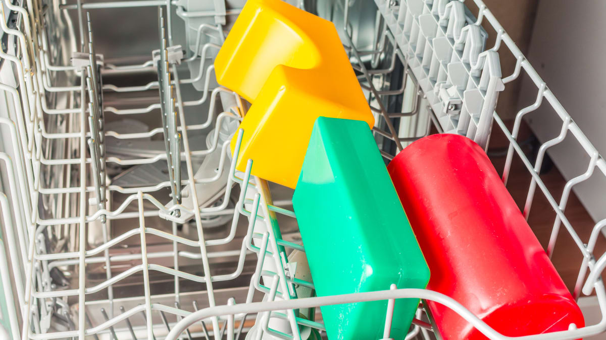 Víte, že některé hračky můžete umývat a sterilizovat v myčce? Tato skutečnost poměrně usnadňuje a urychluje práci