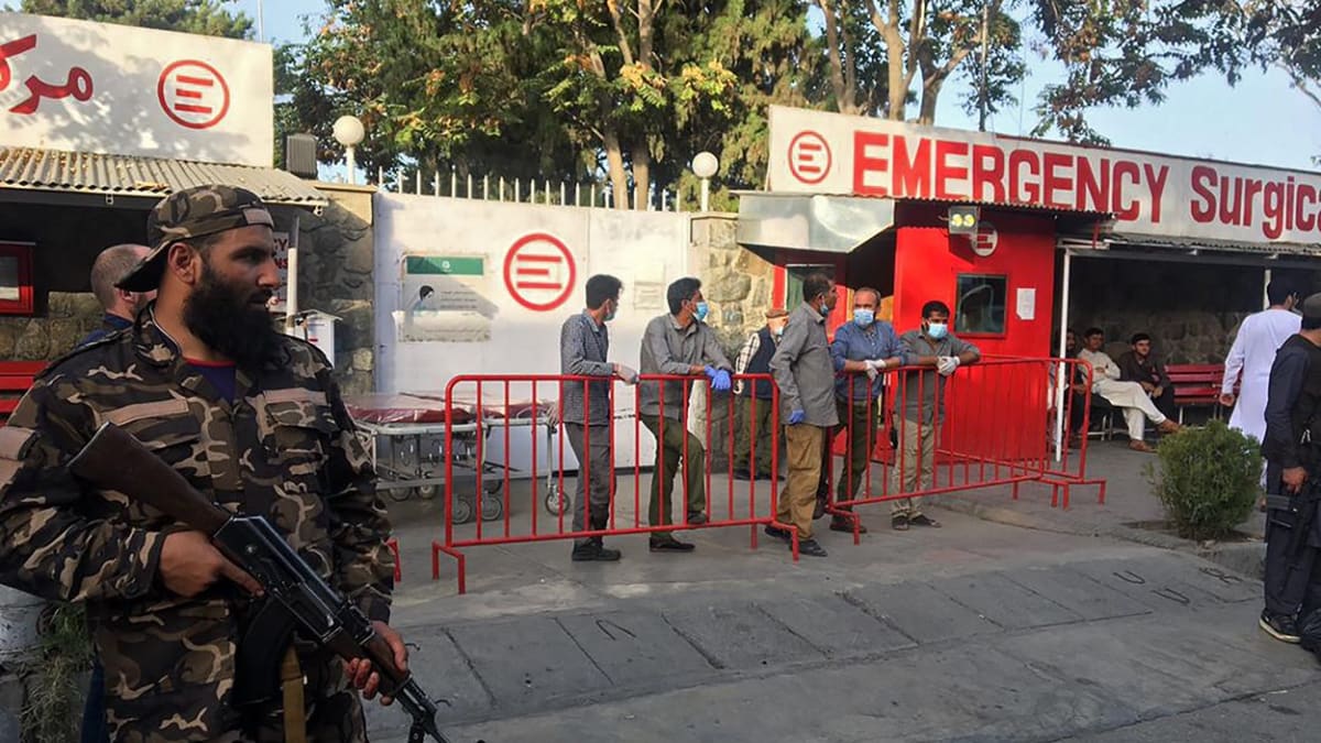 Nemocnice přijímá raněné po explozi v Kábulu.