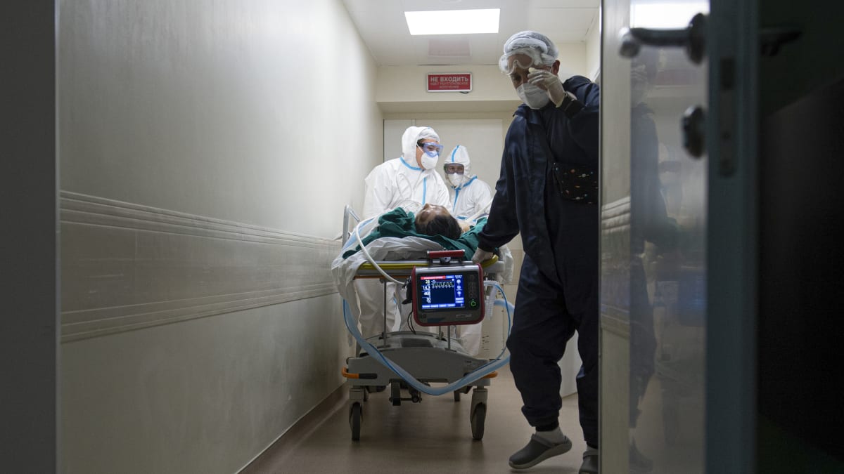 Lékaři převáží pacienta s covidem v moskevské nemocnici