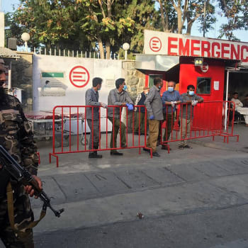 Nemocnice přijímá raněné po explozi v Kábulu