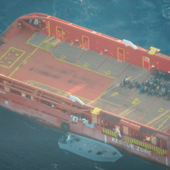 Italská zásobovací loď zachránila 65 migrantů