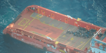 Italská zásobovací loď zachránila 65 migrantů. Na člunu pluli z Libye do Evropy 