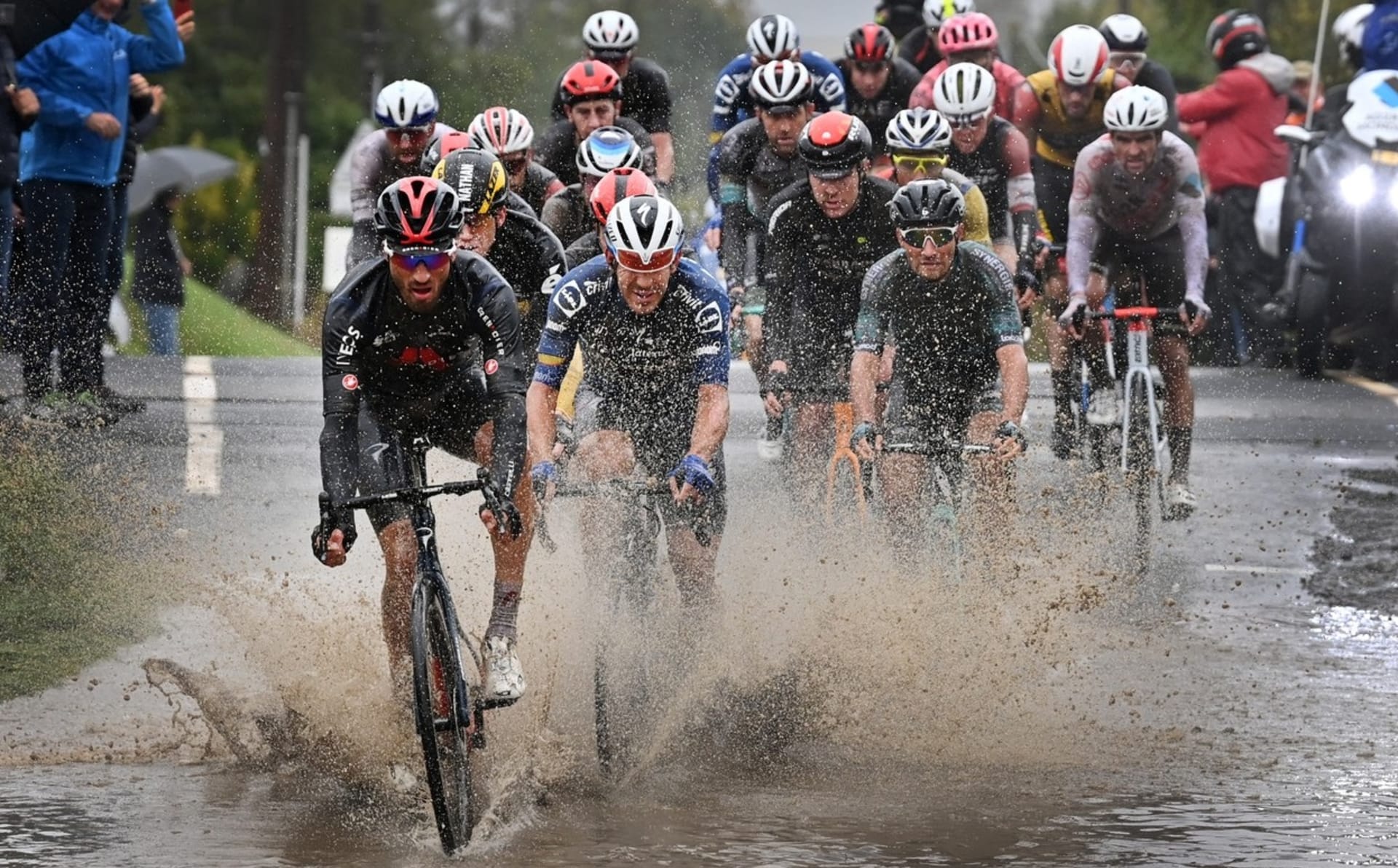 Paříž-Roubaix se letos nekonalo v suchých podmínkách.
