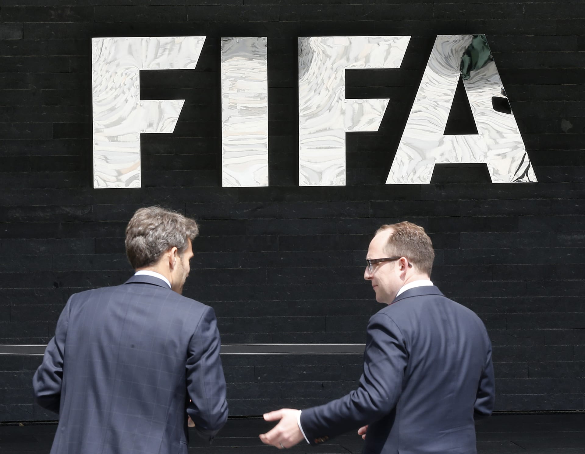 FIFA dostane od amerických úřadů miliardy za aféru zkorumpovaných funkcionářů.