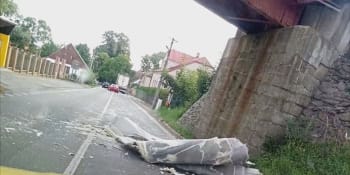 Kamion posunul o pět centimetrů železniční most na Chrudimsku přezdívaný Otloukánek