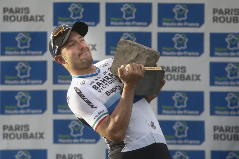 Sonny Colbrelli s velkou dlažební kostkou, kterou tradičně dostává vítěz Paříž-Roubaix.