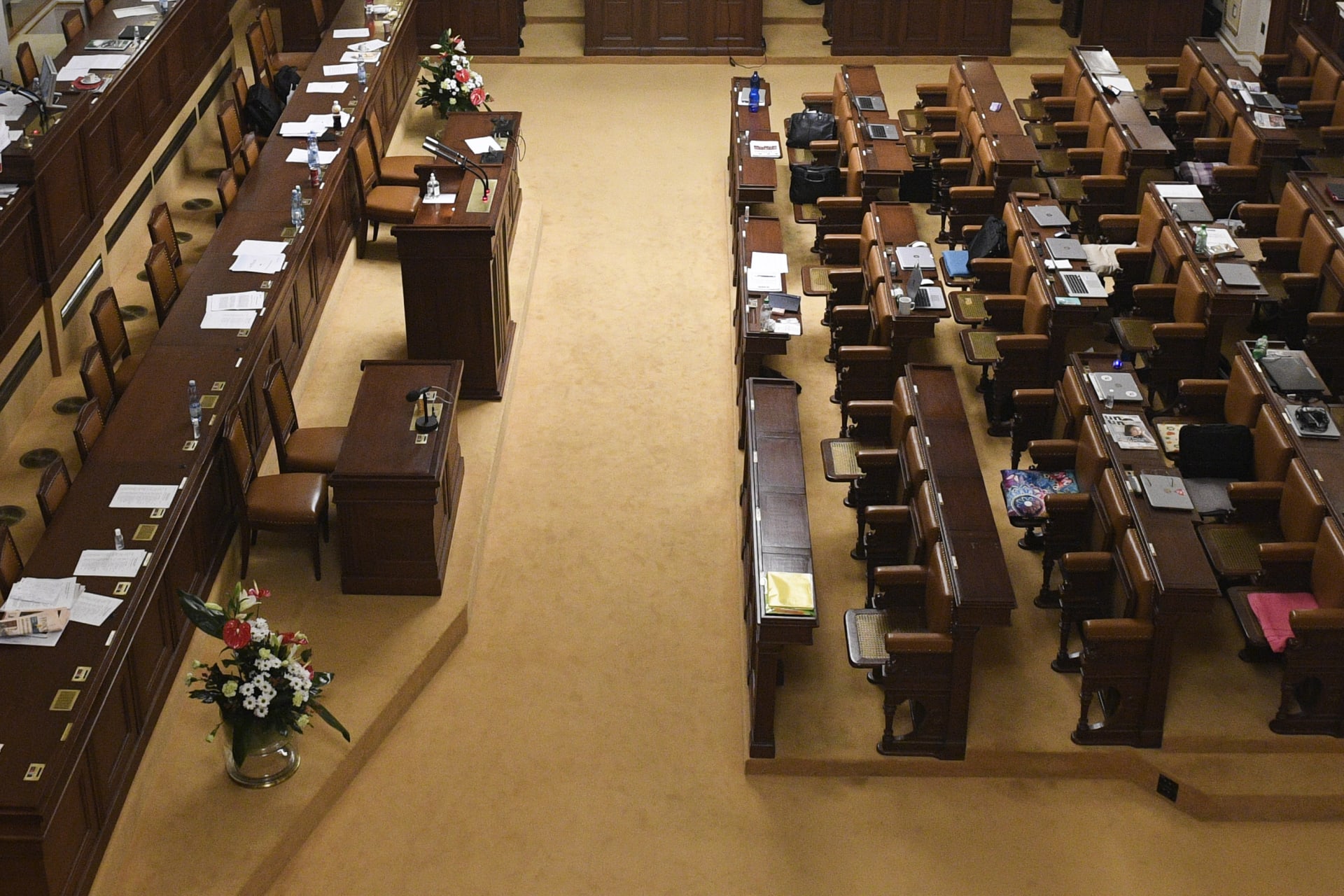 Prázdné lavice během schůze Poslanecké sněmovny