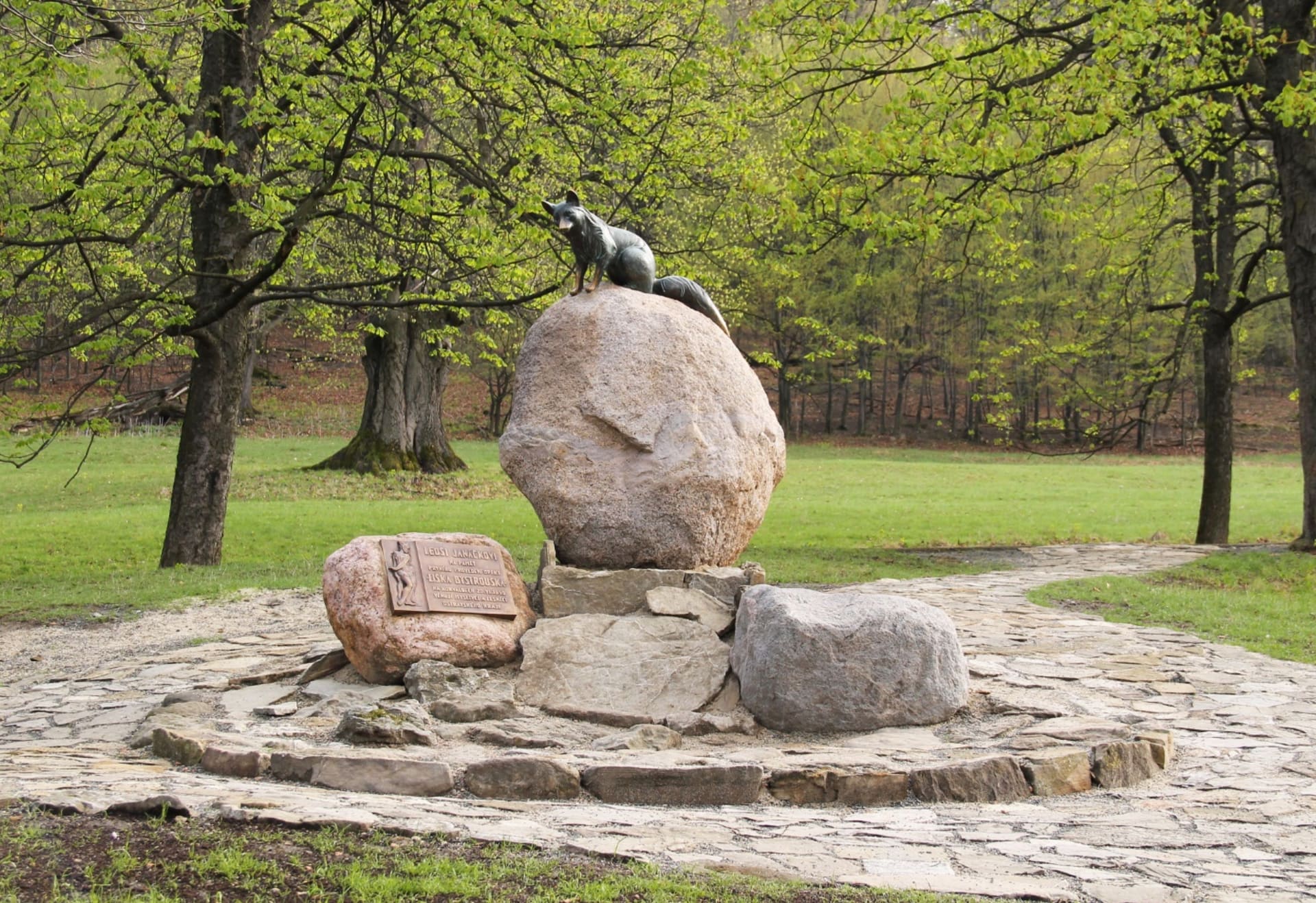 Památník lišky Bystroušky byl v hukvaldské oboře umístěn v roce 1959 na památku prvého uvedení opery Příhody lišky Bystroušky na Hukvaldech
