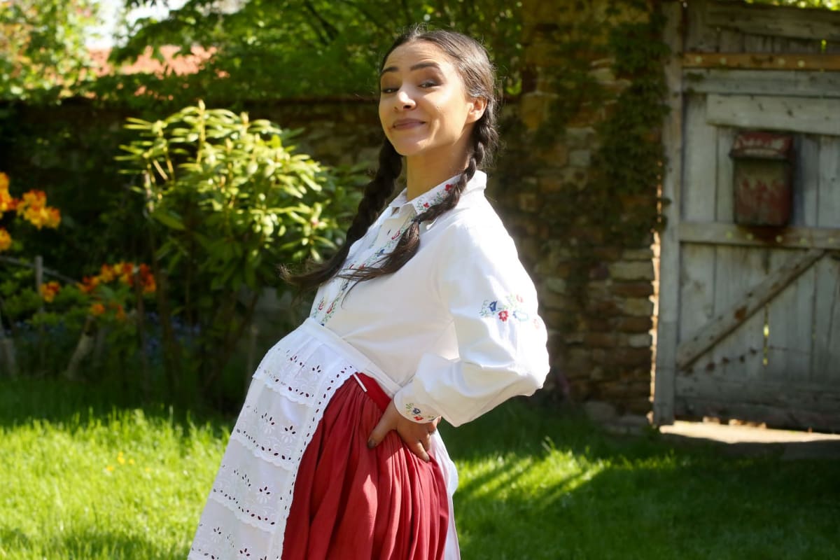 Týna Popelková, kterou v seriálu Slunečná ztvárňuje Eva Burešová, s těhotenským břichem.