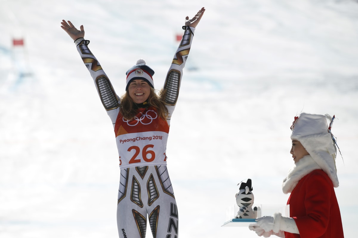 Ester Ledecká se raduje z překvapivého vítězství v super-G na olympijských hrách 2018. Kromě něj bude v únoru 2022 obhajovat zlato také ve snowboardingu.