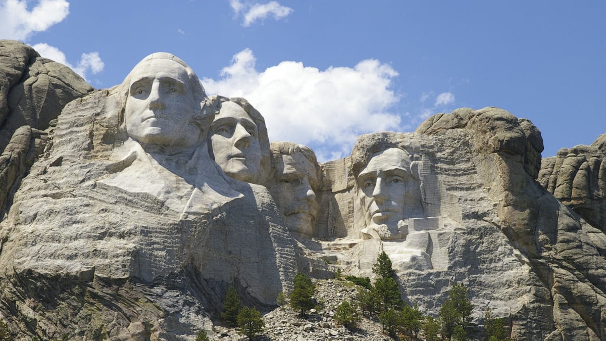 Dominanta státu Jižní Dakota, sousoší čtyř amerických prezidentů George Washingtona, Thomase Jeffersona, Theodora Roosevelta a Abrahama Lincolna (zleva) na hoře Mount Rushmore.