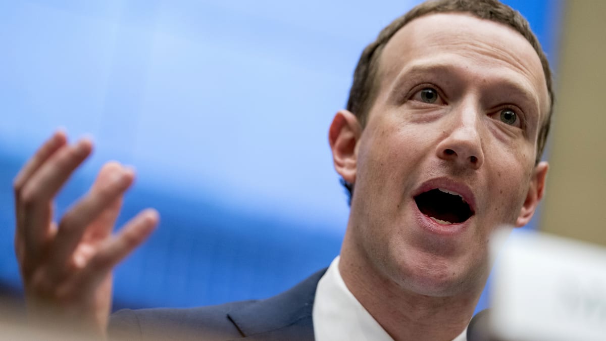 Zakladatel Facebooku Mark Zuckerberg zažívá krušné chvíle. 