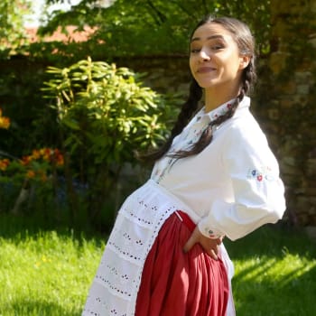 Týna Popelková, kterou v seriálu Slunečná ztvárňuje Eva Burešová, s těhotenským břichem.