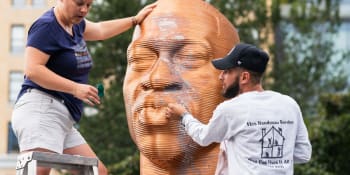 Vandal polil Floydovu sochu šedou barvou. Neuvěřitelné zklamání, říká bratr Afroameričana