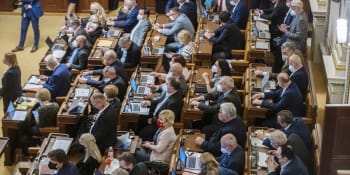 Česko má nyní dvě sady poslanců. Staří zákonodárci už by neměli nic rozhodovat