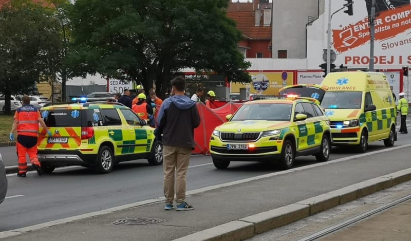 Osobní auto v Plzni srazilo šestnáctiletou dívku.