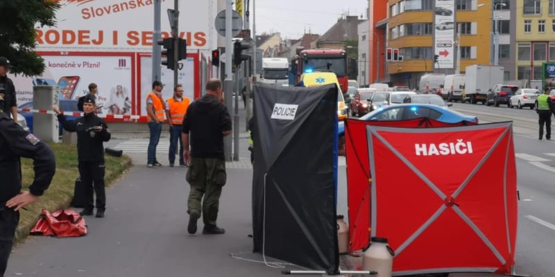 Osobní auto v Plzni srazilo šestnáctiletou dívku.