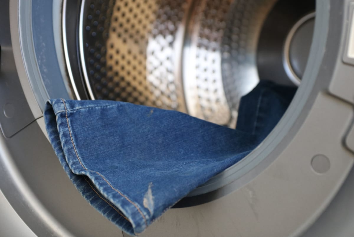 Důležitým pomocník při odstraňování bláta z oblečení je samozřejmě pračka