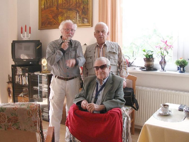 Stanislav Fišer s kamarády. Pravidelně ho navštěvoval například Oldřich Bašus.
