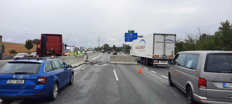 Na dálnici D1 došlo ke dvěma dopravním nehodám. Silnice je takřka neprůjezdná.