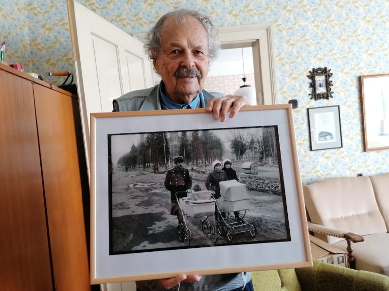 Nejstarší kandidát voleb, 90letý Gustav Aulehla, uznávaný regionální fotograf z Krnova. Ukazuje svůj snímek z normalizace, sovětské okupanty v Krnově.