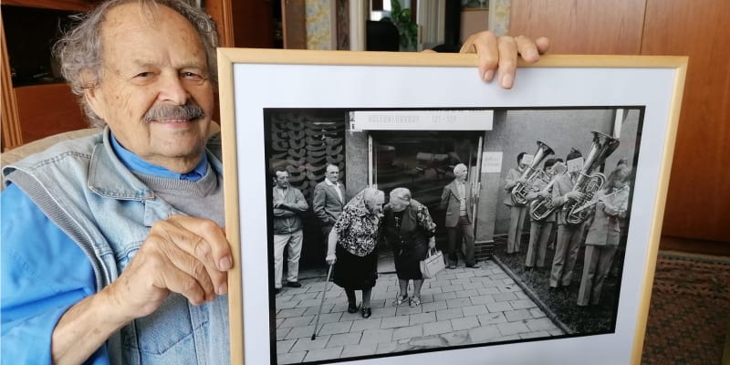 Nejstarší kandidát voleb, 90letý Gustav Aulehla, uznávaný fotograf.  Na snímku s fotografií voleb z osmdesátých let. 